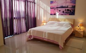 Charming Apartment-Wifi-Sleeps 5